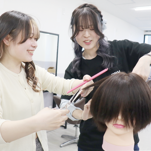 専門学校岡山ビューティモード ヘアビューティ学科｜シザーテクニックをマスターしよう！1