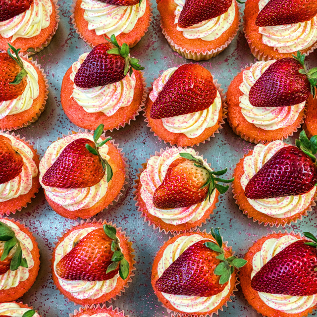 国際ビューティ＆フード大学校 【パティシエ学科】食べ放題ビュッフェ★いちごスイーツ作り1