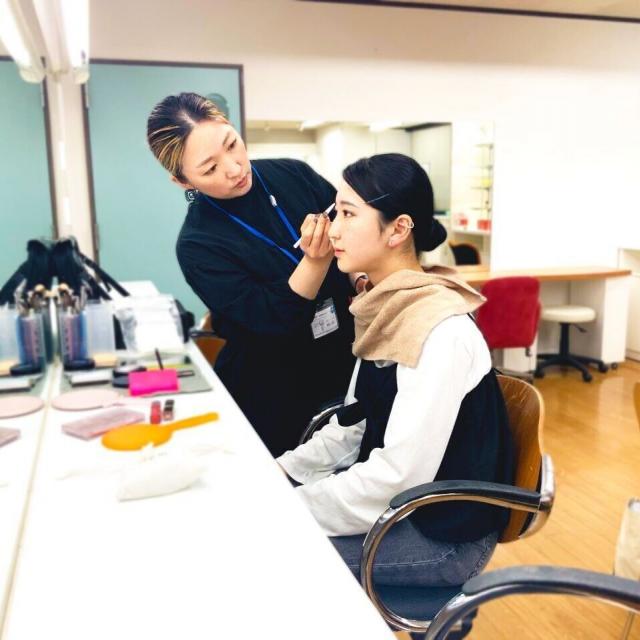 札幌観光ブライダル・製菓専門学校 【エアライン学科】エアラインヘアメイク体験1