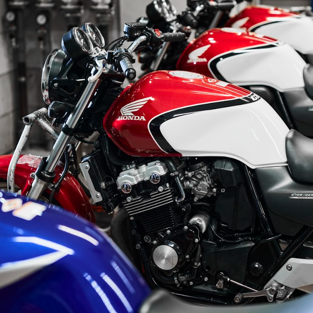 専門学校　東京工科自動車大学校世田谷校 CB400 SFの整備体験　ホイール脱着に挑戦！1