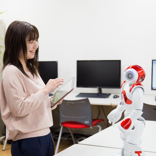 YICビジネスアート専門学校 5/25(土)【IT】人型ロボットNaoを操作しよう!1
