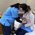 湘南医療福祉専門学校 【第２部介護福祉科】服を着る、脱ぐコツ！？着脱介護を学ぼう！