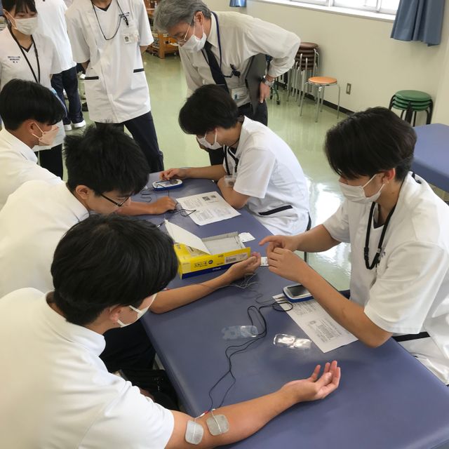 宮崎リハビリテーション学院 理学療法体験（物療ブース）：物理療法を体験3