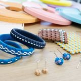 包装まで挑戦できる！ クラフトバンドアクセサリー制作体験の詳細