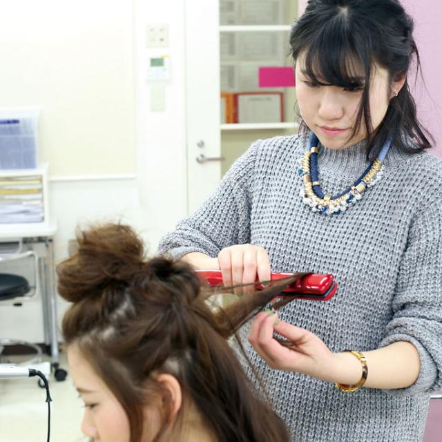 京都医健専門学校 こなれヘアアレンジレッスン&春のポイントメイク体験1