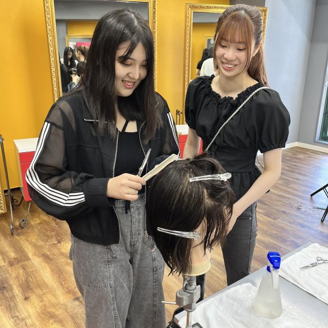 名古屋ビューティー専門学校 理容師さんから学ぶ！！メンズカットに挑戦♪3