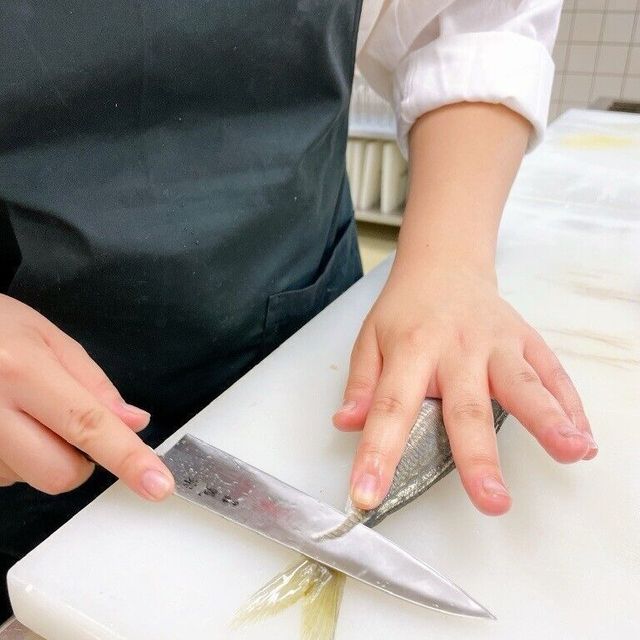 新宿調理師専門学校 基礎から学ぼう！はじめての魚の三枚おろし体験2
