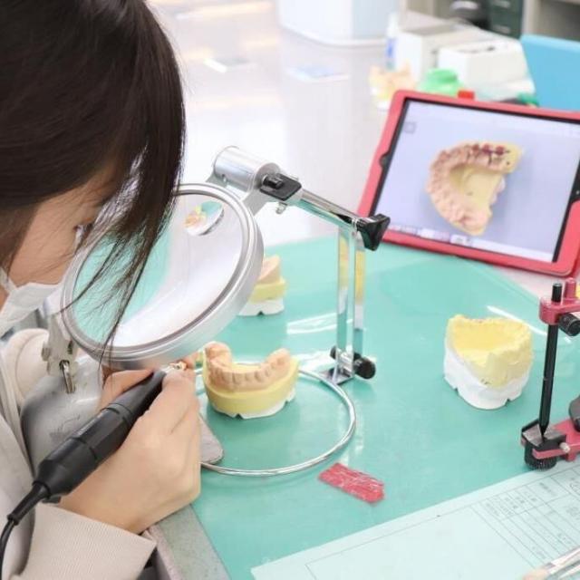 埼玉歯科技工士専門学校 【いつでも視聴 OK！動画視聴型】スマホでまるっとチェック！3