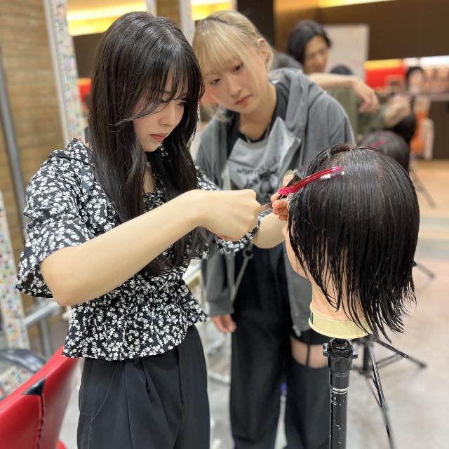 名古屋ビューティー専門学校 美容師さんから学ぶ！！レディースカットに挑戦♪2