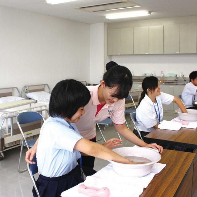 岩国YMCA国際医療福祉専門学校 沐浴体験(介護福祉学科)1