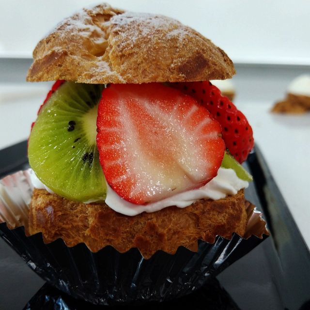 足利製菓専門学校 いちごのシュークリーム！作って！お持ち帰り1