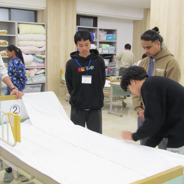 群馬パース大学福祉専門学校 介護福祉学科「快適な睡眠のために～ベッドメイキングを学ぼう」1
