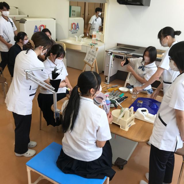 宮崎リハビリテーション学院 理学療法体験（ADLブース）：自助具や生活環境を体験3