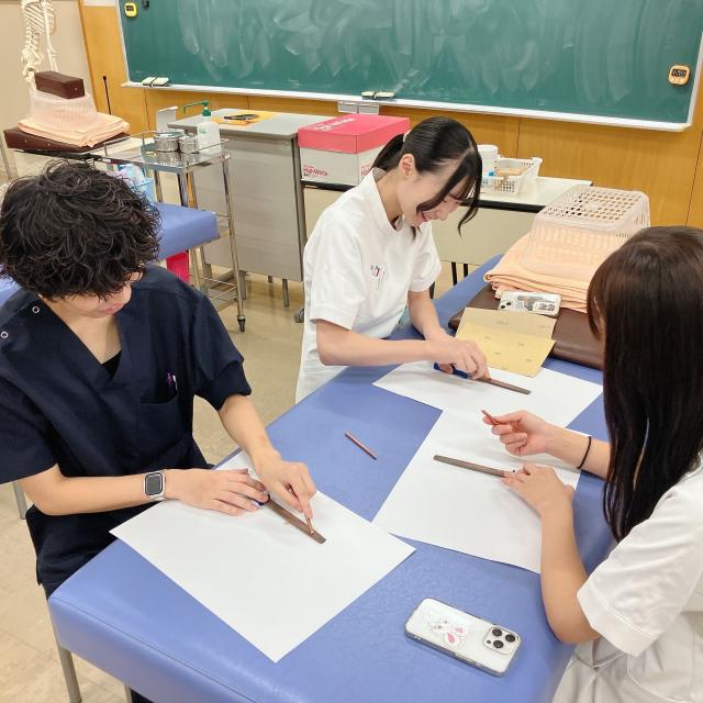 札幌青葉鍼灸柔整専門学校 11/23テーピング入門＆刺さない鍼「てい鍼（ていしん）」作り2