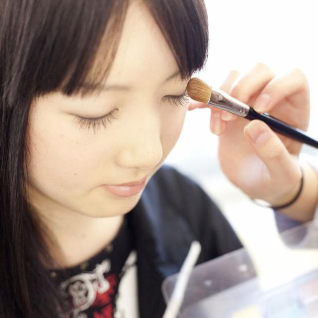 YICキャリアデザイン専門学校 「好印象を与えるアイメイク講座」医療事務科1