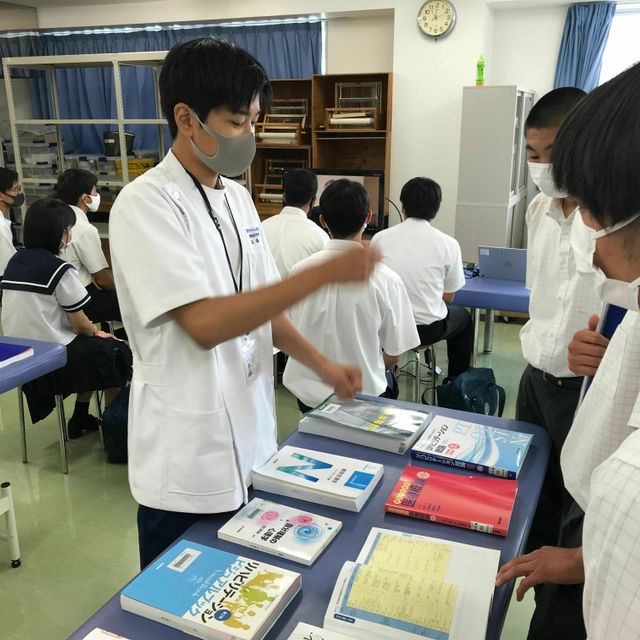 宮崎リハビリテーション学院 理学療法体験（教科書展示ブース）：当学院で学ぶ教科書等を閲覧1