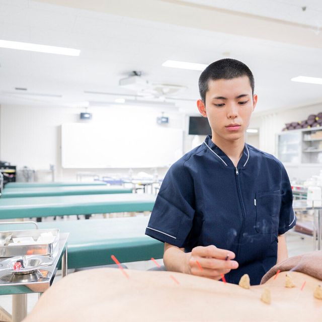 新宿医療専門学校 白衣を着て鍼灸師のお仕事体験！2