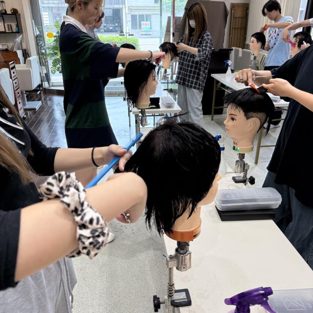 臼井美容専門学校 【今回の体験はコレ】ボディージュエリー＆美容師体験2