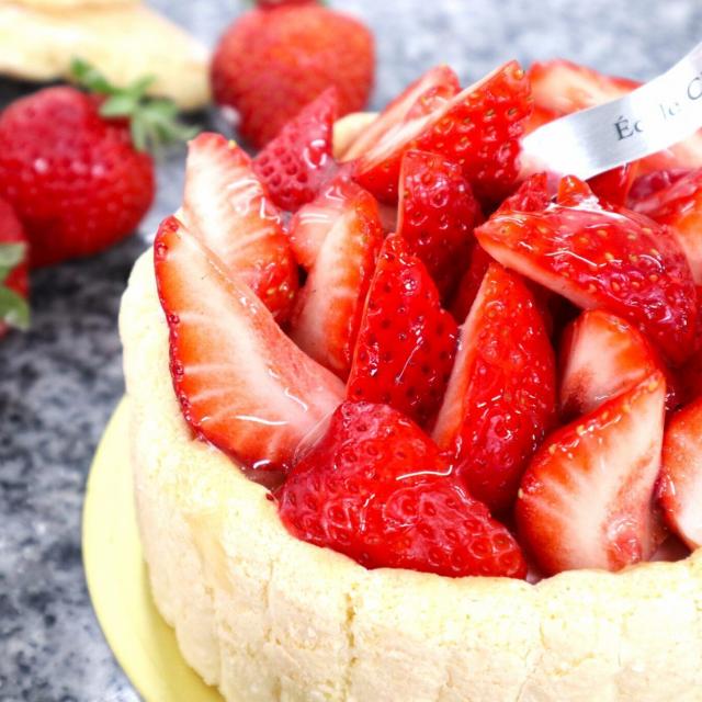 神戸国際調理製菓専門学校 苺のシャルロット（苺のムースケーキ）1