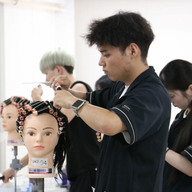 ＹＩＣ京都ビューティ専門学校 ワインディング＆カット体験1