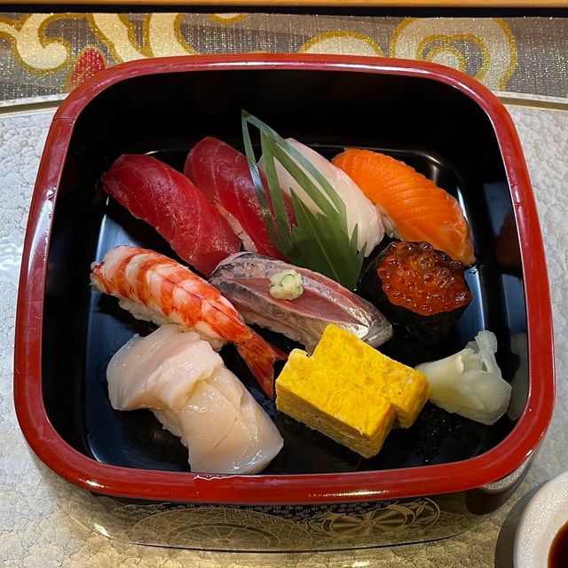 武蔵野調理師専門学校 〈日本料理〉握り寿司＋ランチブッフェ1