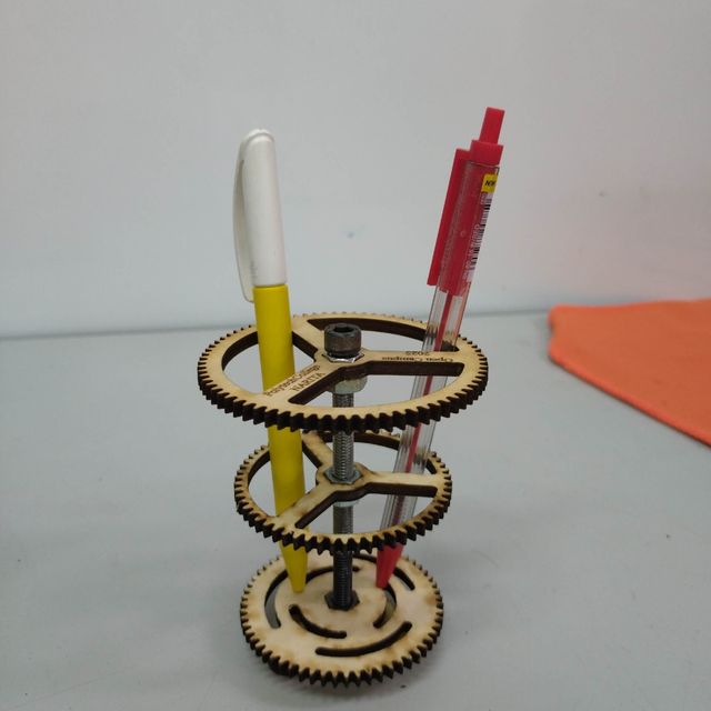 千葉職業能力開発短期大学校 【生産機械】レーザ加工で作る回る歯車ペンスタンドの制作体験1