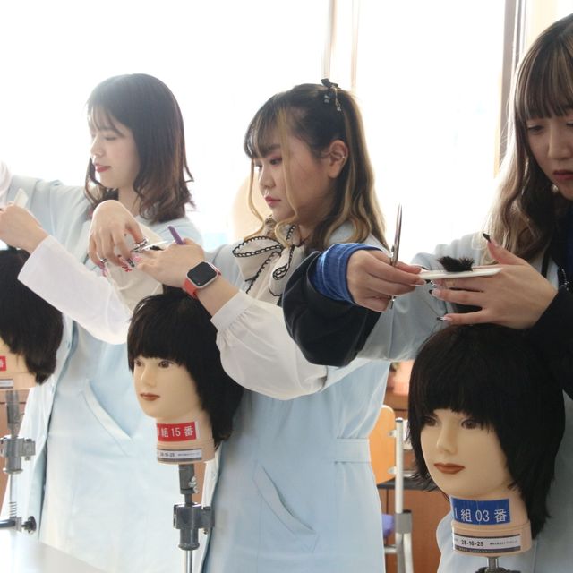 国際総合ビューティーカレッジ カット実習1