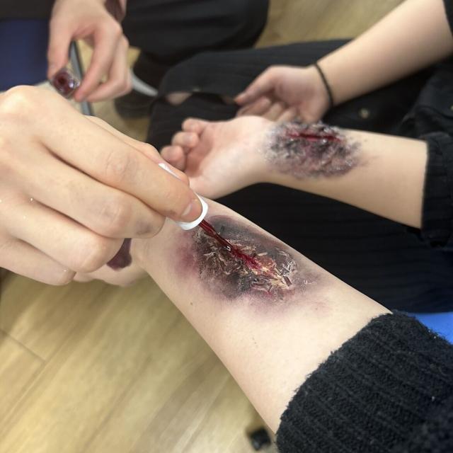 東京ベイカレッジ ハロウィン特別オープンキャンパス♪リアルな傷メイクに挑戦！2