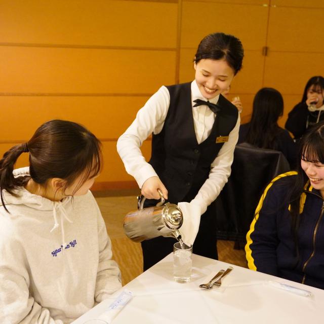 大阪外国語・ホテル・エアライン専門学校 【ホテル】本物のホテルサービスを体験できる！クリスマスSP★3