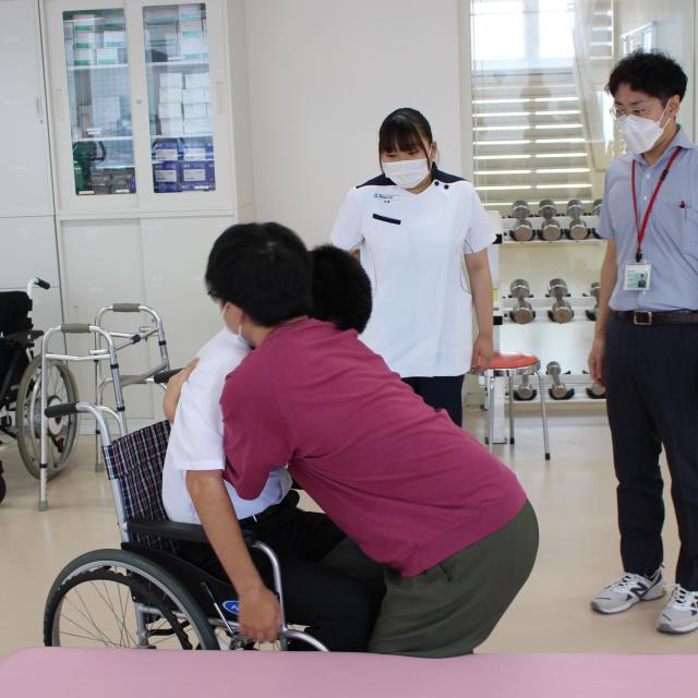 富山リハビリテーション医療福祉大学校 【介護福祉科】１２/１３（土） ７０歳の自分の身体を体験！3