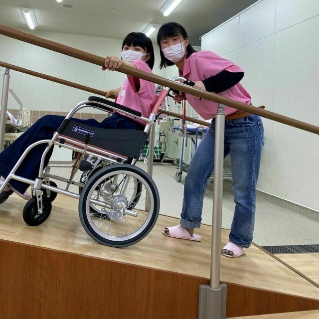 仙台医療秘書福祉専門学校 【職業体験】介護車いす体験!1
