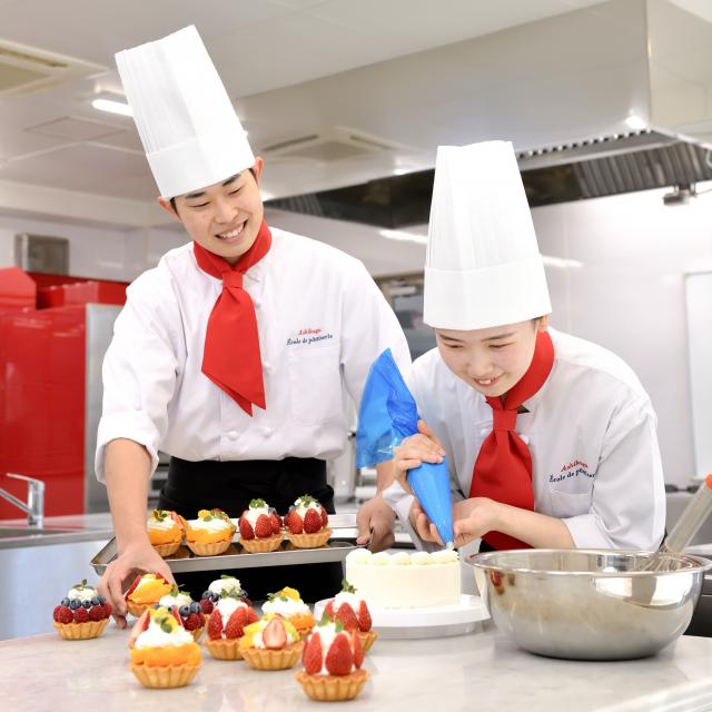 足利製菓専門学校 【高校1・2年生対象】 フレジエ作ってお持ち帰り！3