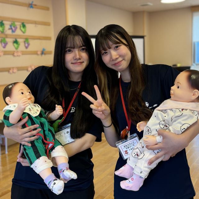 名古屋文化学園保育専門学校 あかちゃんってこんなに重いの！？お世話まるごと体験1