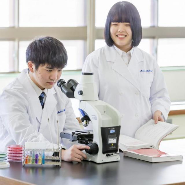 西武学園医学技術専門学校 細菌観察~グラム染色体験~1
