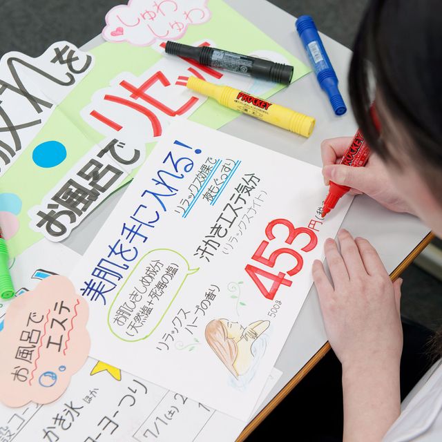 姫路ハーベスト医療福祉専門学校 【くすり化粧品】肌年齢チェック＆くすり・化粧品の学びを体験2