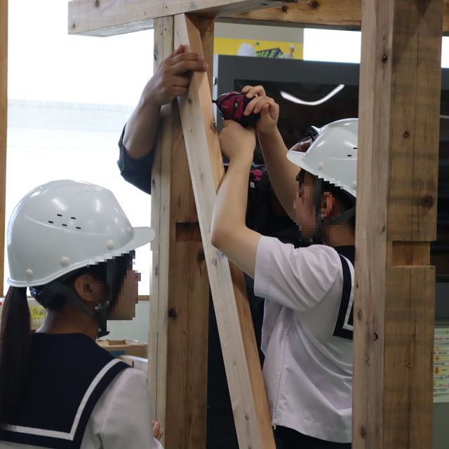 秋田職業能力開発短期大学校 【住居環境科】木造住宅の耐震性能の要である筋かいの施工体験2