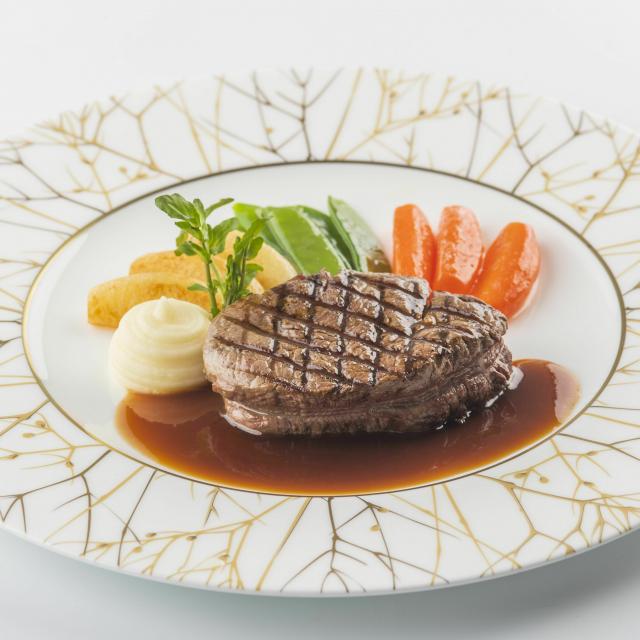 群馬調理師専門学校 【フランス】牛ヒレのステーキ・レアチーズケーキ1