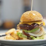 【カフェ】NYスタイル！アボカドベーコンチーズバーガーの詳細