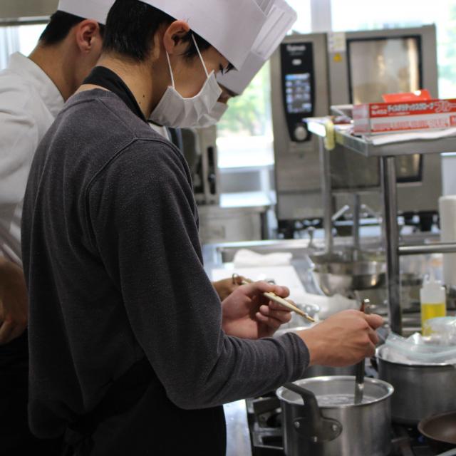 富山調理製菓専門学校 【調理技術科】１２/６（土）ビーフシチュー作りにチャレンジ！2