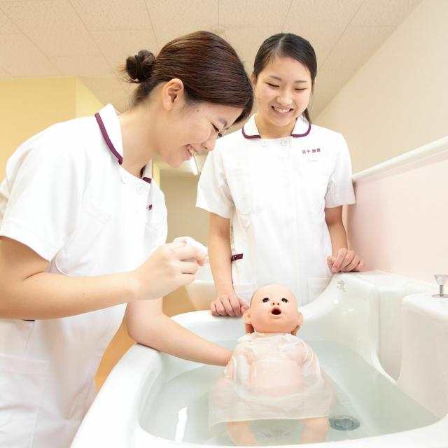 長岡崇徳大学 妊婦さんの疑似体験も！「母性看護学」模擬授業開催！2