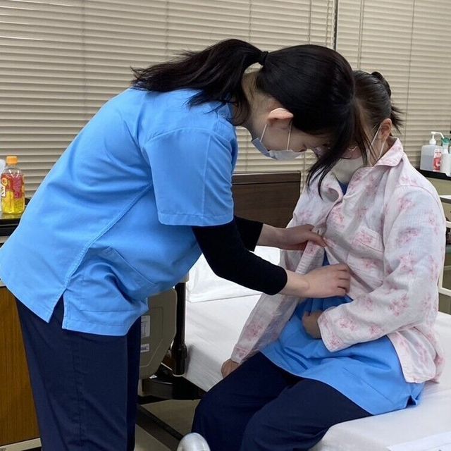 湘南医療福祉専門学校 【介護福祉科】服を着る、脱ぐコツ！？着脱介護を学ぼう！1
