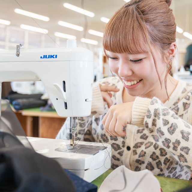 足利デザイン・ビューティ専門学校 ファッションデザイン科：シアー巾着製作体験！ミシンを使おう♪2