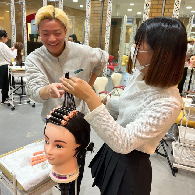 名古屋ビューティー専門学校 「国家試験体験」ワインディングに挑戦！1