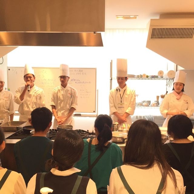 国際テクニカル調理製菓専門学校 フレンチ体験！「若鶏の赤ワイン煮」「マチェドニアフルーツ」1