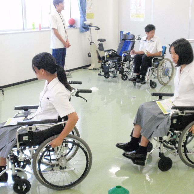 宮崎リハビリテーション学院 理学療法体験（ADLブース）：自助具や生活環境を体験1