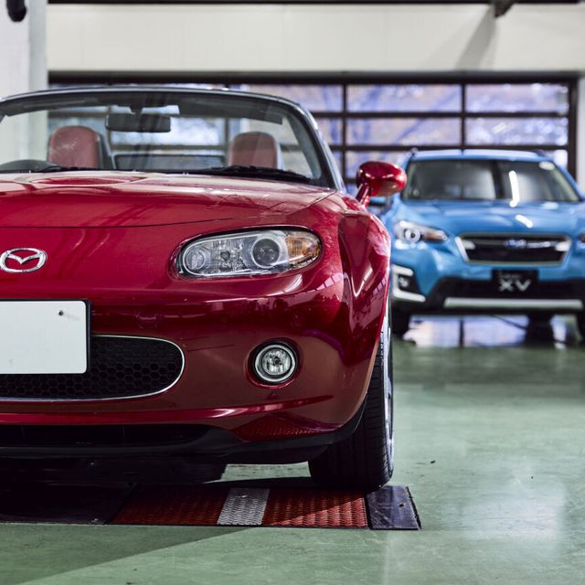 専門学校　東京工科自動車大学校品川校 マニュアルスポーツカーのオイル交換体験1