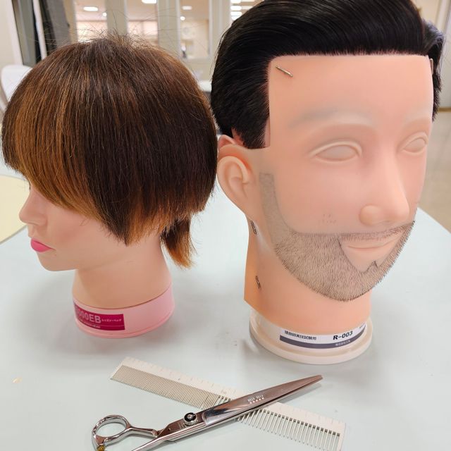 山梨県美容専門学校 オープンキャンパス　まつエク(美容)　カット(美容)理容体験2