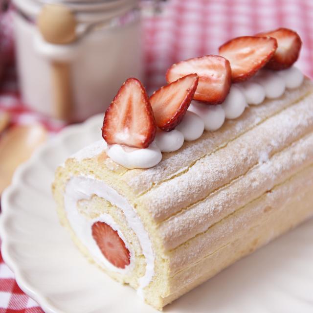 札幌ベルエポック製菓調理専門学校 【スイーツ体験】苺たっぷり♪くるくるロールケーキ1