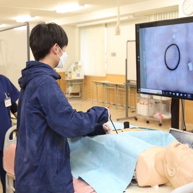 吉田学園医療歯科専門学校 内視鏡・腹腔鏡下手術で使う機器を体験【臨床工学技士】1
