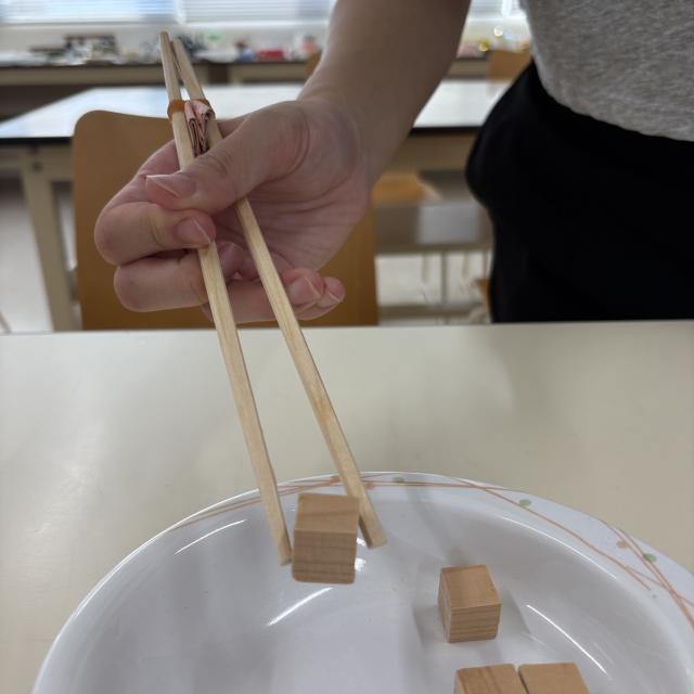 富山リハビリテーション医療福祉大学校 【作業療法科】１１/８（土）身近なアイテムで楽々自助具づくり3